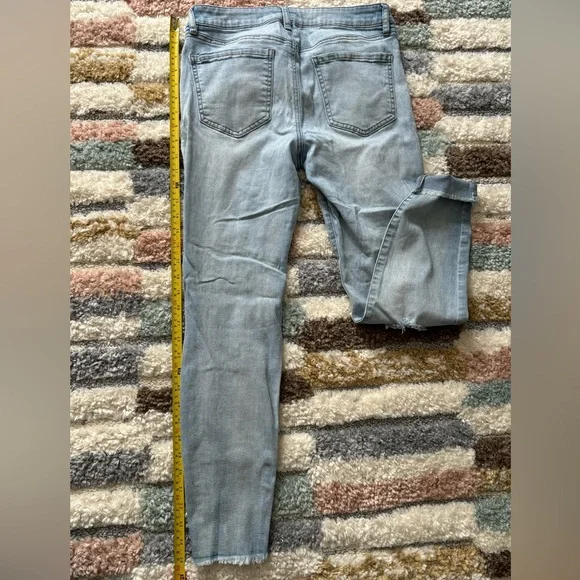 Women’s size 8 Refuge Distressed High Waist Jeans - Picture 4 of 4